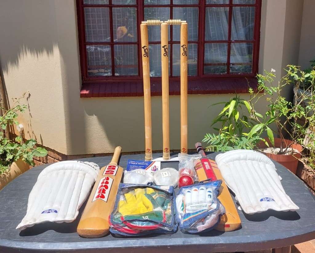 Equipment & Sets VINTAGE 1980S CRICKET SET WITH 2 FAMOUS CRICKET BATS AN STUART SURRIDGE SS